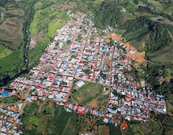 Los fuertes cruces de disparos entre las estructuras ilegales que se disputan el municipio de Argelia han dejado este año 300 desplazados en el corregimiento Pueblo Rico.