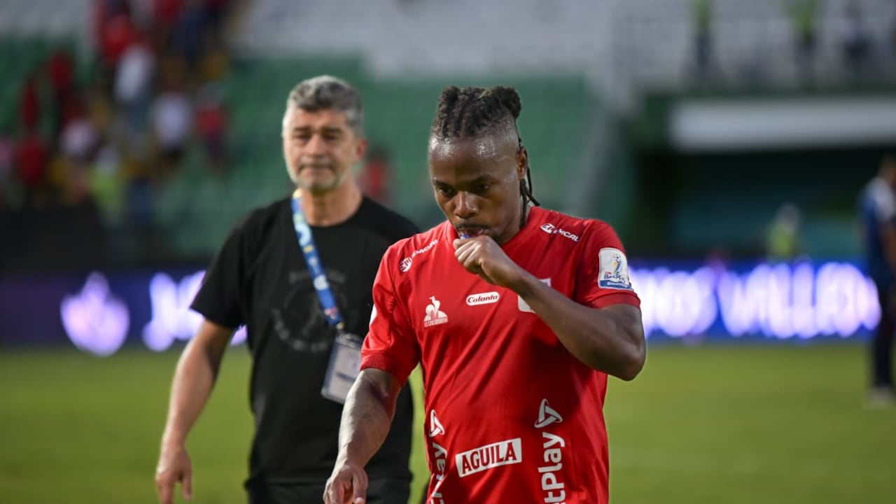 Jhon Murillo, jugador de América, reacciona a la derrota contra Alianza en Valledupar.