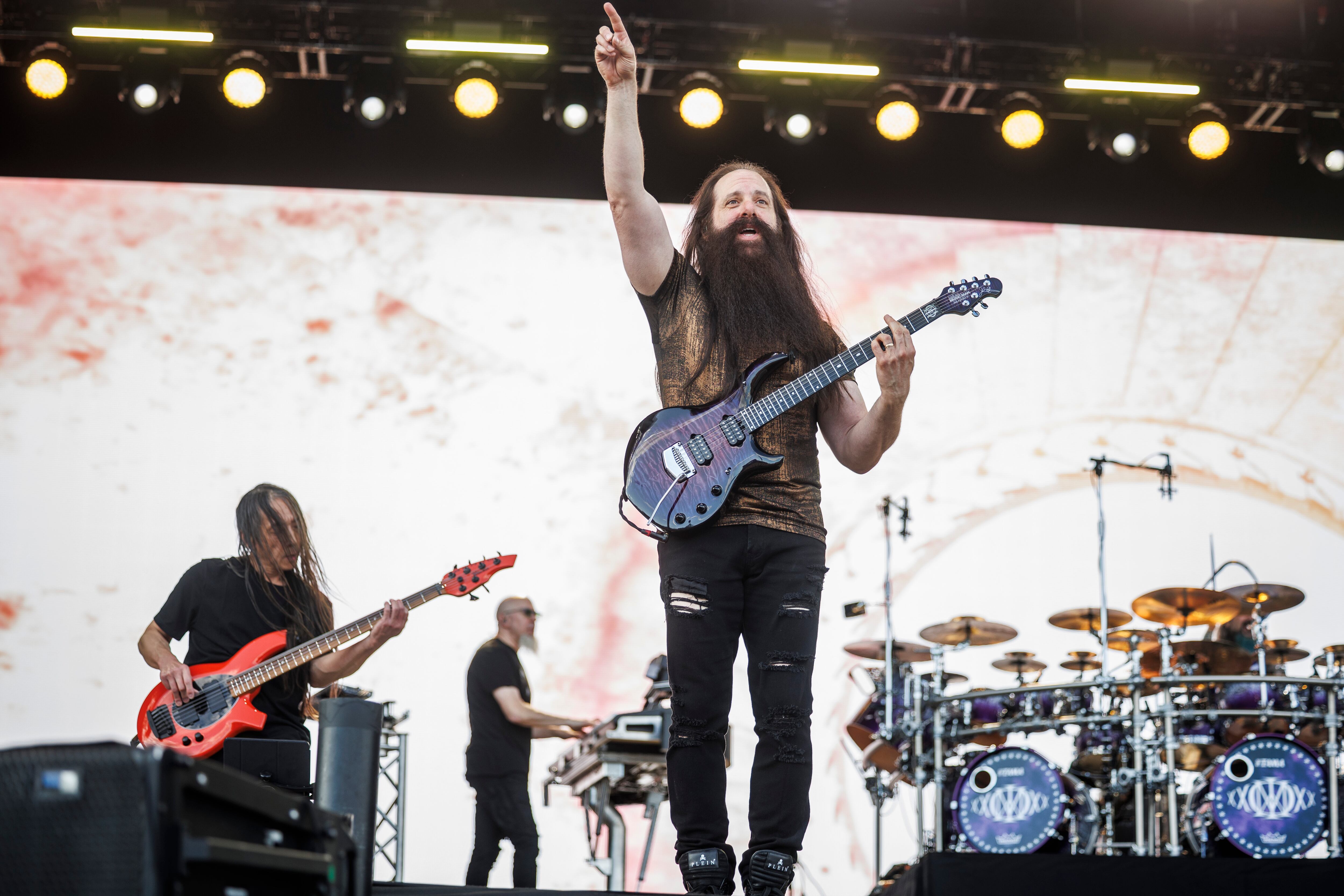 (De izq. a der.) John Myung, Jordan Rudess, John Petrucci y Mike Portnoy de Dream Theater actúan en el escenario del festival Tons of Rock el 25 de junio de 2025 en Oslo, Noruega. Foto: Per Ole Hagen/Redferns.