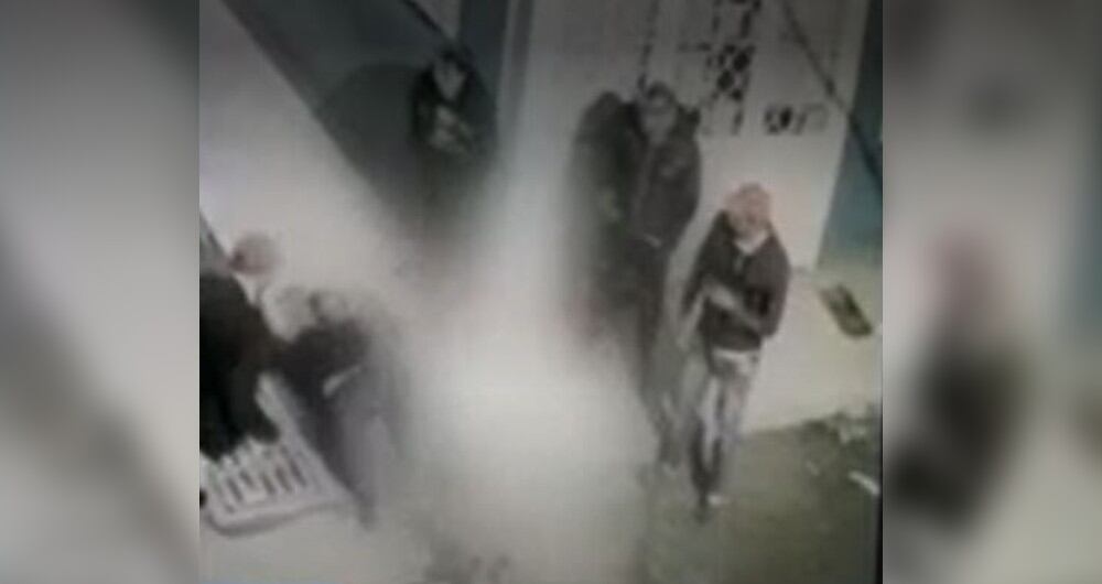 Este es el momento exacto en que uno de ellos cae al piso tras ser herido con un puñal por su cómplice.