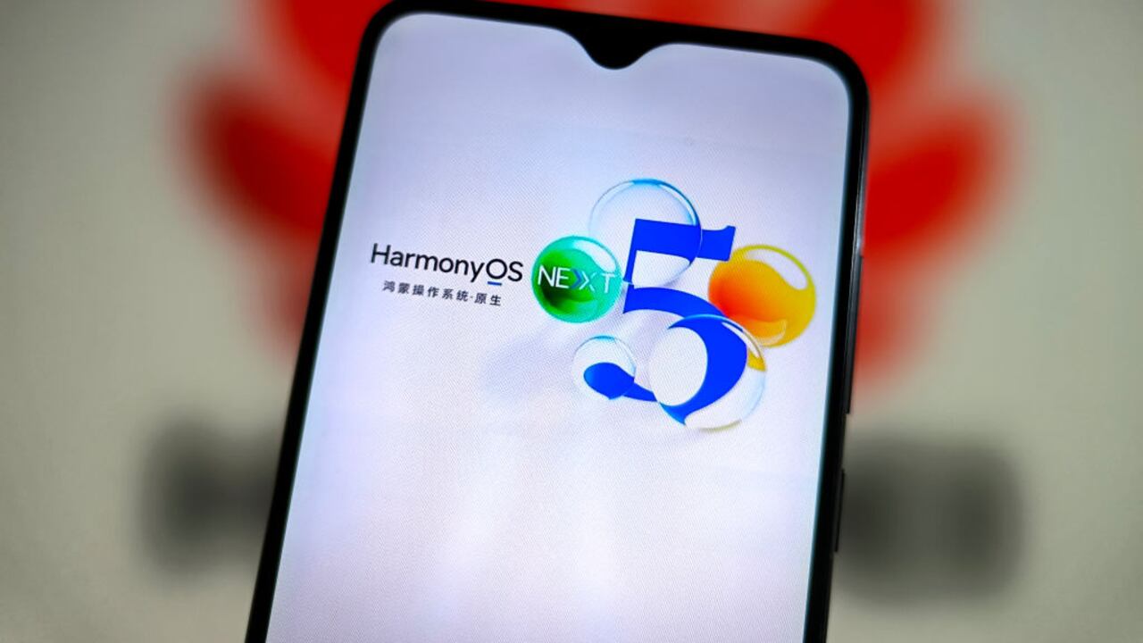 Con el anuncio de HarmonyOS NEXT, Huawei se aleja definitivamente de Android, presentando un nuevo sistema operativo que promete mejorar el rendimiento y la experiencia del usuario en su amplia gama de dispositivos.