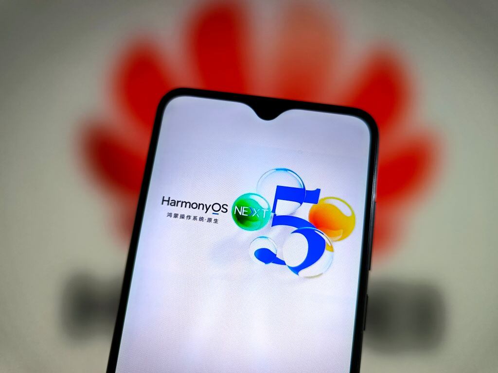 Con el anuncio de HarmonyOS NEXT, Huawei se aleja definitivamente de Android, presentando un nuevo sistema operativo que promete mejorar el rendimiento y la experiencia del usuario en su amplia gama de dispositivos.