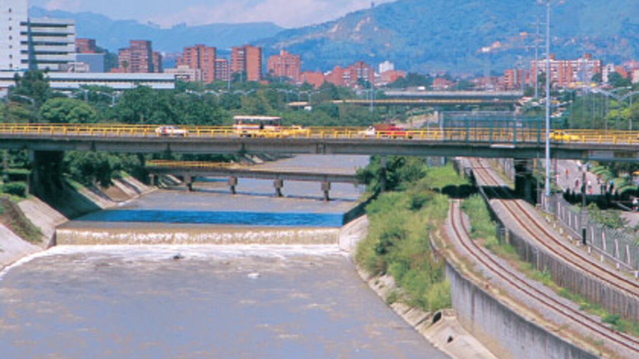 En el río Medellín, que cruza por todo el centro de la ciudad, aparecieron el año pasado 50 personas asesinadas.
