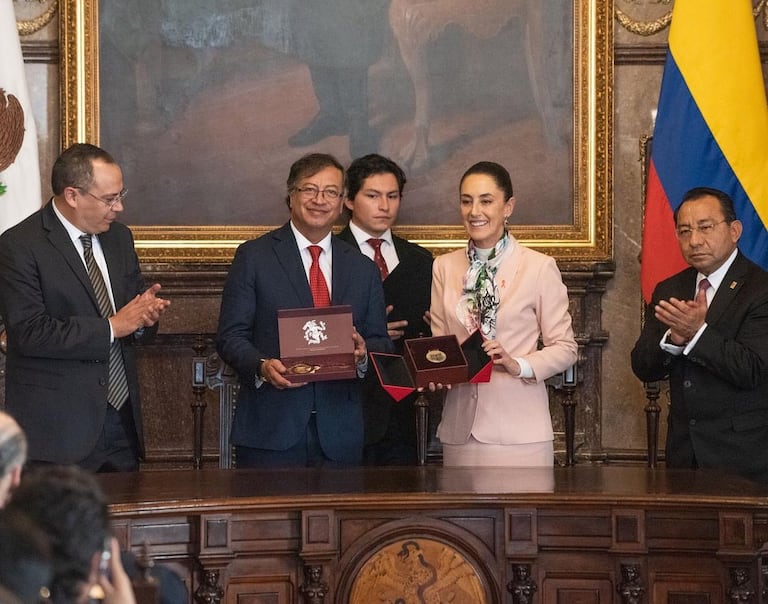El mandatario colombiano Gustavo Petro y Claudia Sheinbaum, la primera mujer elegida presidente de México.