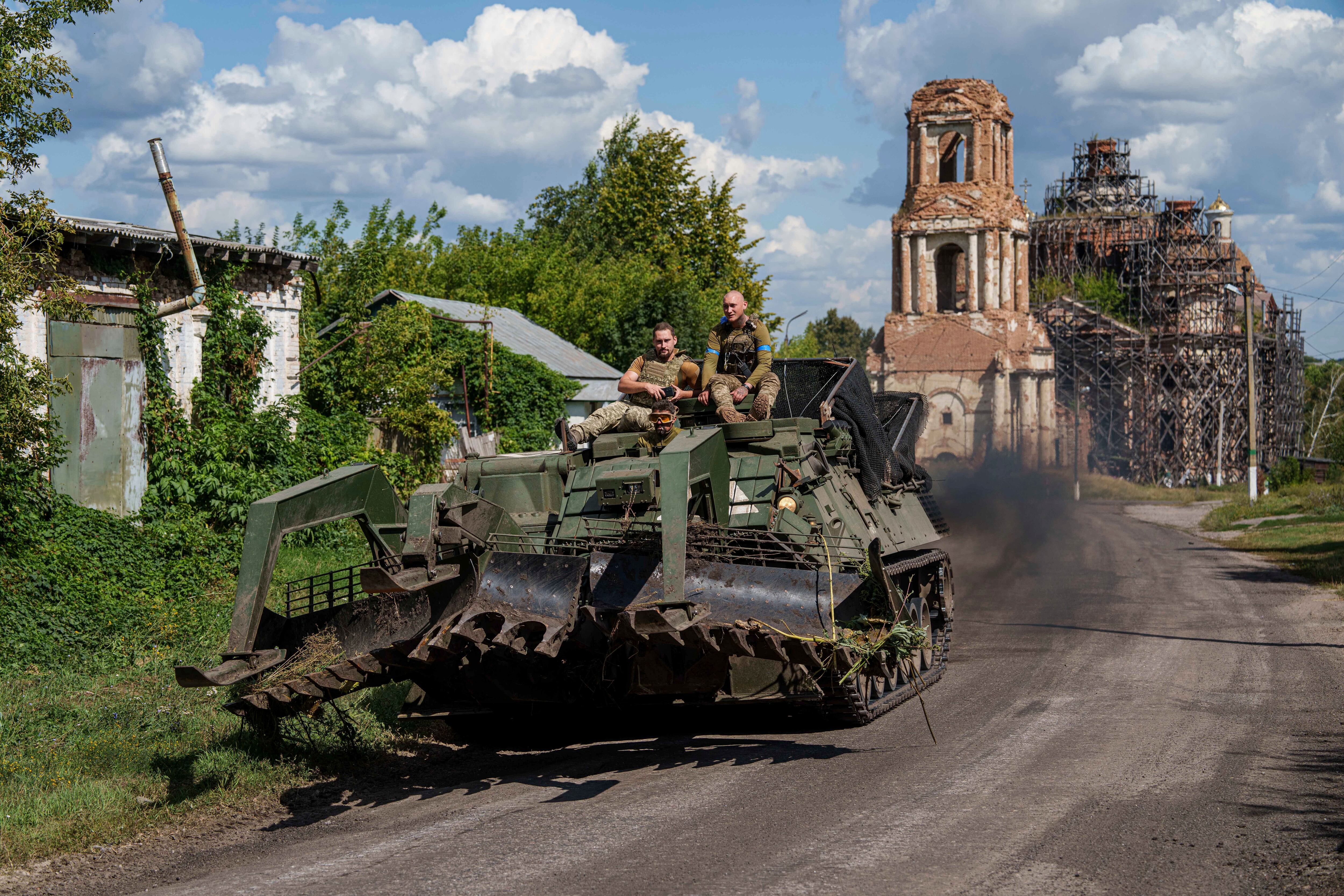 Militares ucranianos viajan encima de un vehículo blindado en la frontera entre Rusia y Ucrania en la región de Sumy, Ucrania, el miércoles 14 de agosto de 2024. (Foto AP/Evgeniy Maloletka)