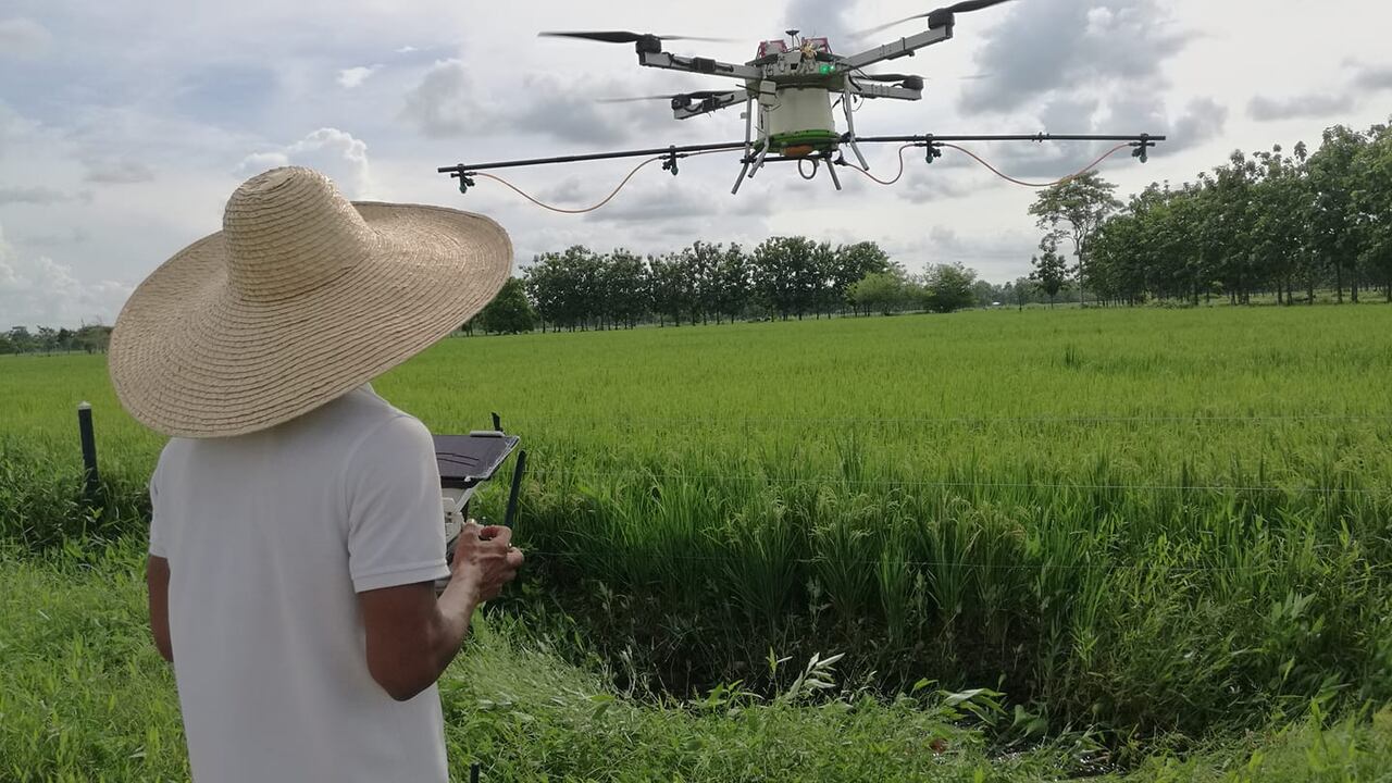 Los drones que diseña Vides y Lopéz pueden ser manipulados a distancia y operados a través de dispositivos móviles, control remoto o computador.