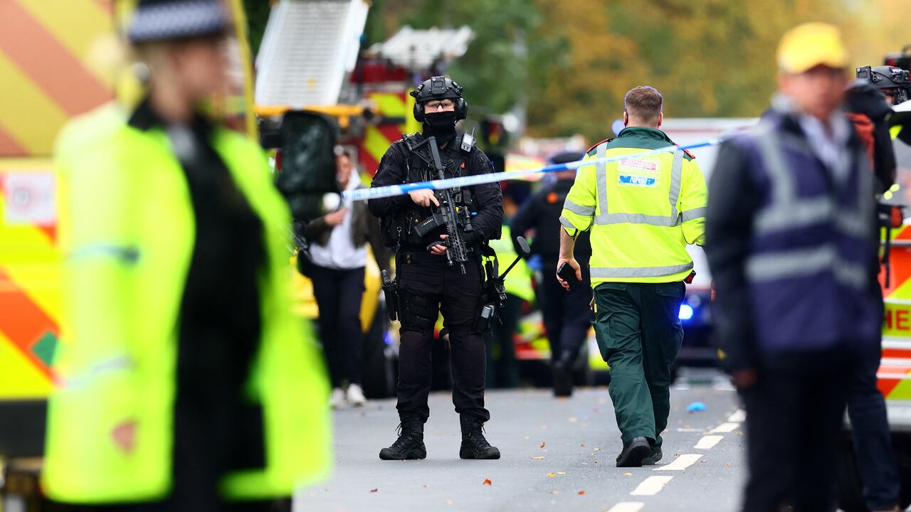 Cordón policial cerca de la sinagoga de la Congregación Hebrea de Heaton Park en Crumpsall, al norte de Manchester. Las autoridades lo han calificado como un ataque terrorista.