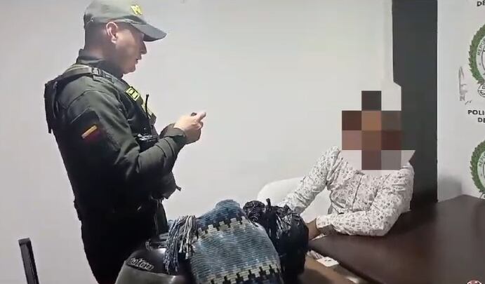 La Policía le lee los derechos de capturado a indígena que llevaba 45 cédulas sin ninguna explicación.