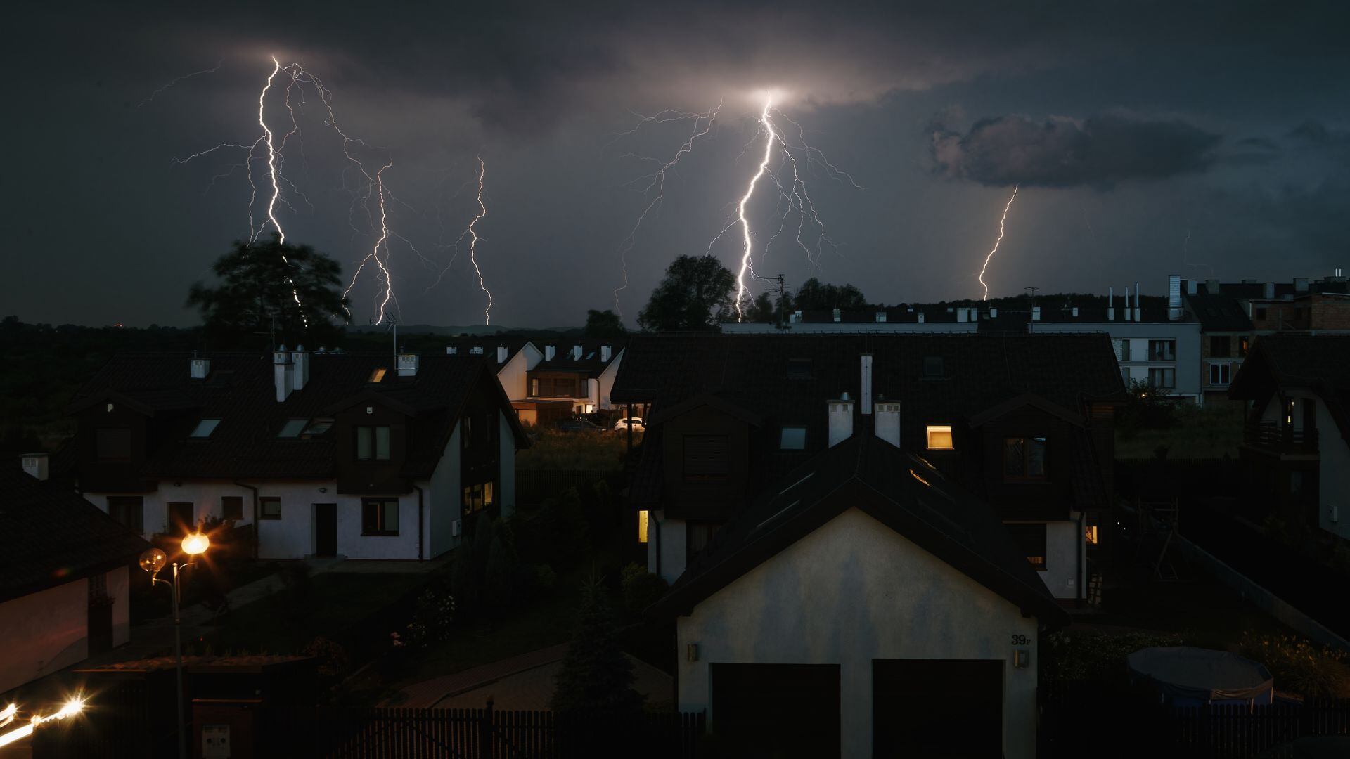 Es clave tomar medidas para proteger los aparatos eléctricos de condiciones climáticas adversas.