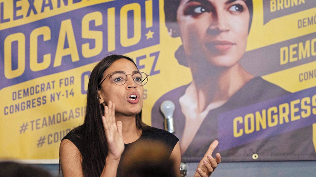 Con tan solo 29 años y proveniente del Bronx, Alexandria Ocasio- Cortez es una de las congresistas más populares en Estados Unidos.