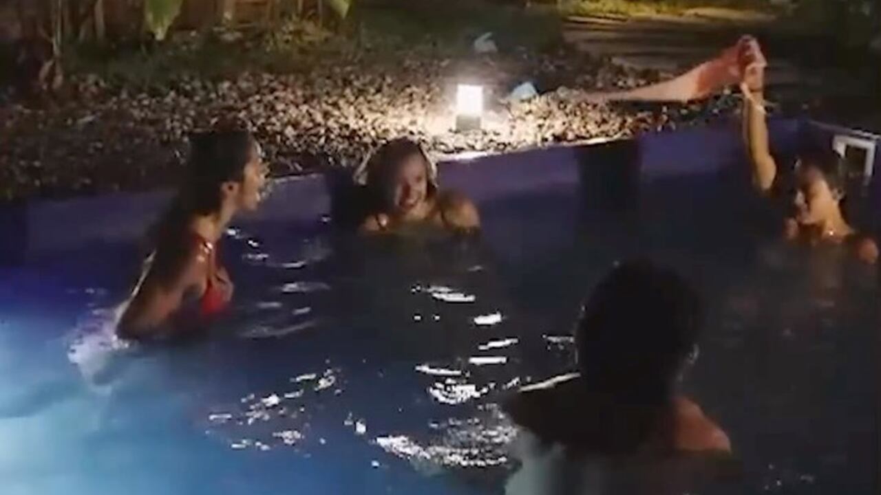 Participantes del ‘Desafío The Box’ nadaron sin ropa para celebrar la victoria.