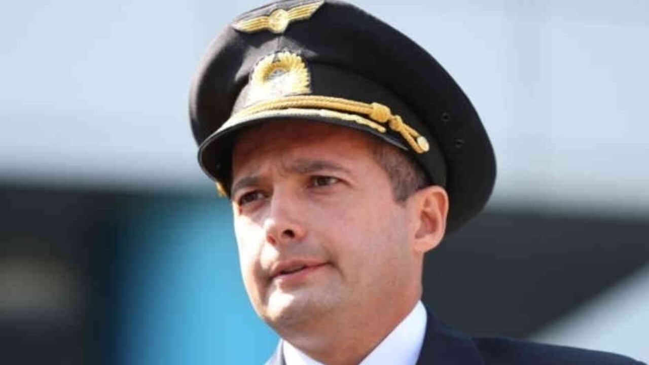 El capitán Damir Yusupov fue aplaudido por su aterrizaje de manual.