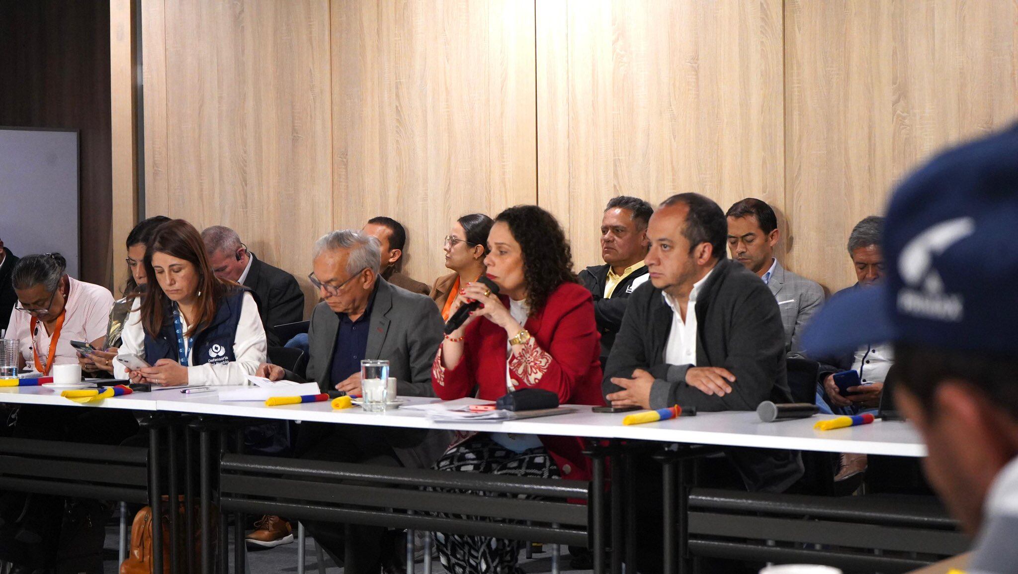 La Ministra de Transporte, María Constanza García Alicastro, reunida con los demás ministros y el gremio de los transportadores.