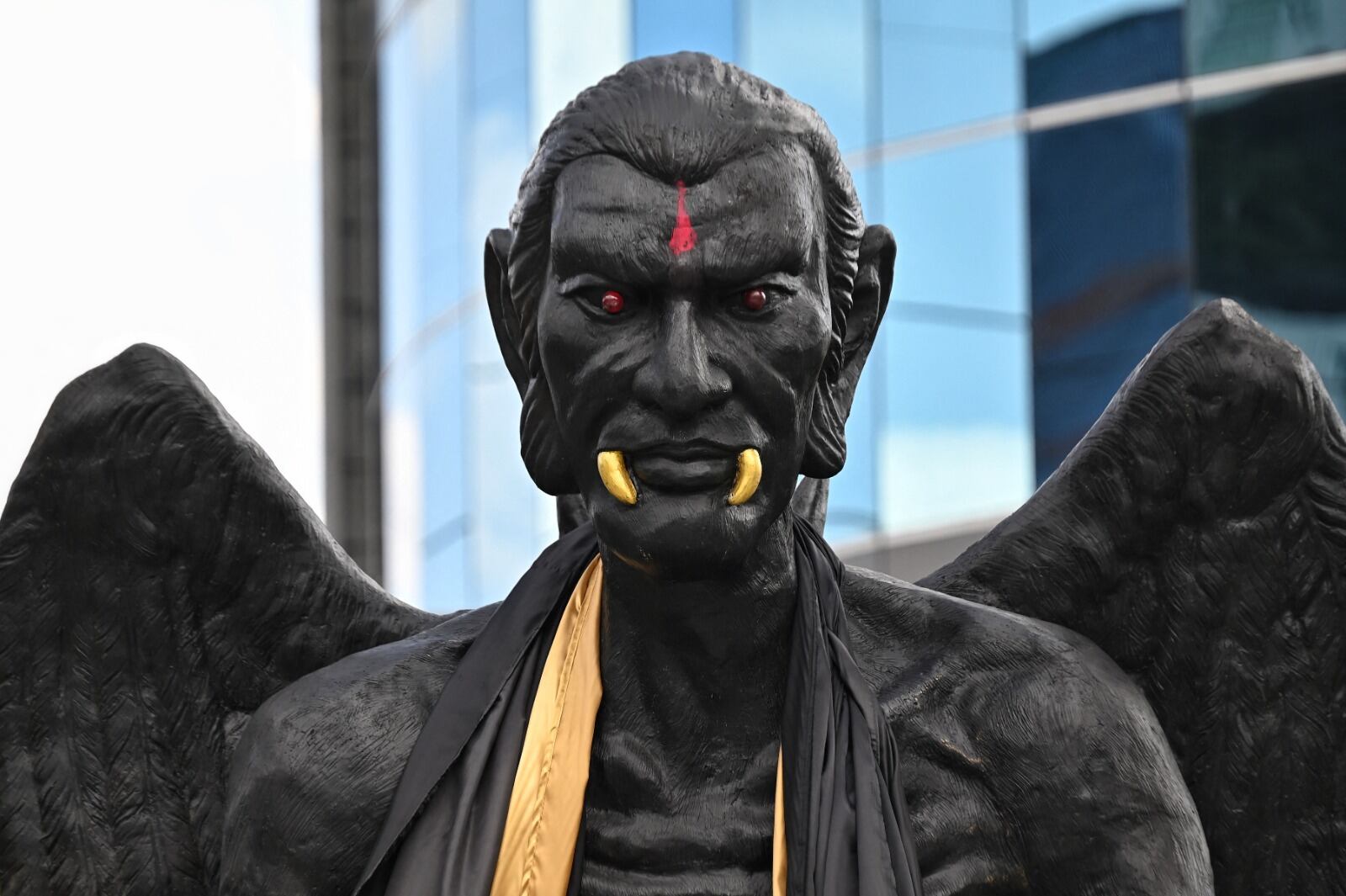 En Tailandia, un país de mayoría budista, abundan los santuarios dedicados a espíritus y deidades, grandes y pequeños. Muchas personas les dirigen sus plegarias y les dejan ofrendas con la esperanza de que intervengan en su favor.