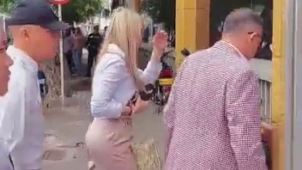 Day Vásquez llega a la Procuraduría en Barranquilla.