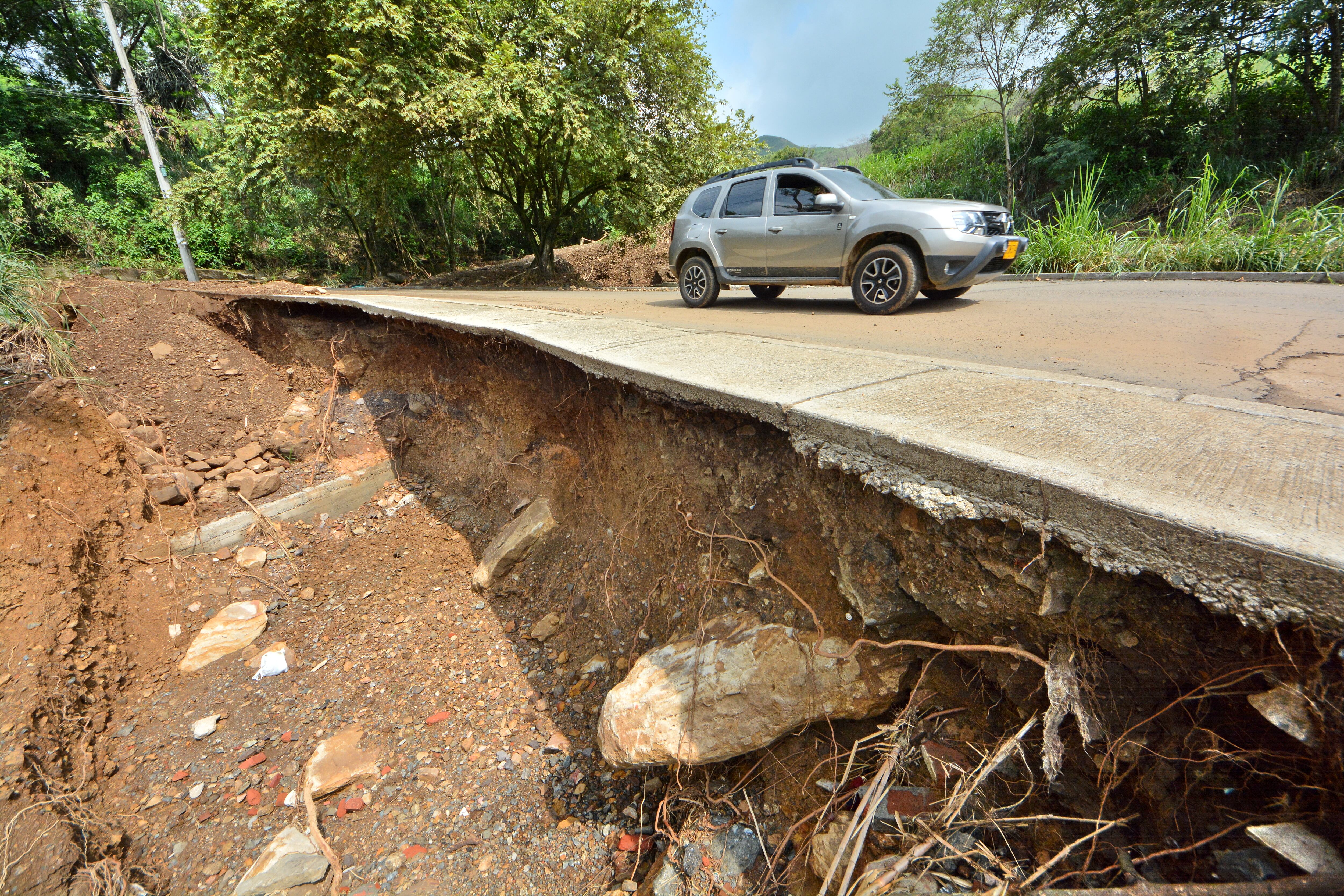 Este es el estado de la vía que va hacia el cerro de las Tres Cruces por el lado del hotel Spiwak. La emergencia por un fuerte aguacero, la semana pasada, afectó gravemente esta vía. A partir de mañana empezarán las obras para evitar que se siga afectando por las constantes lluvias.