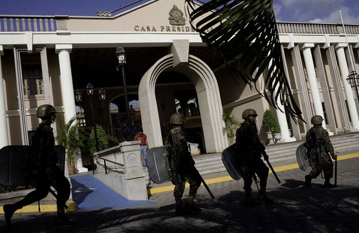 En la Casa Presidencial el nuevo presidente Micheletti anunció que no dejaría entrar a Zelaya y siguió defendiendo el golpe como una movida para salvar la democracia hondureña de un caudillo chavista.