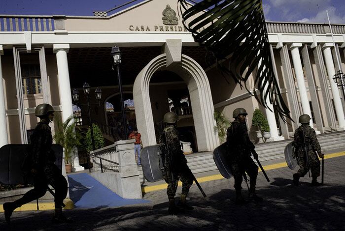 En la Casa Presidencial el nuevo presidente Micheletti anunció que no dejaría entrar a Zelaya y siguió defendiendo el golpe como una movida para salvar la democracia hondureña de un caudillo chavista.