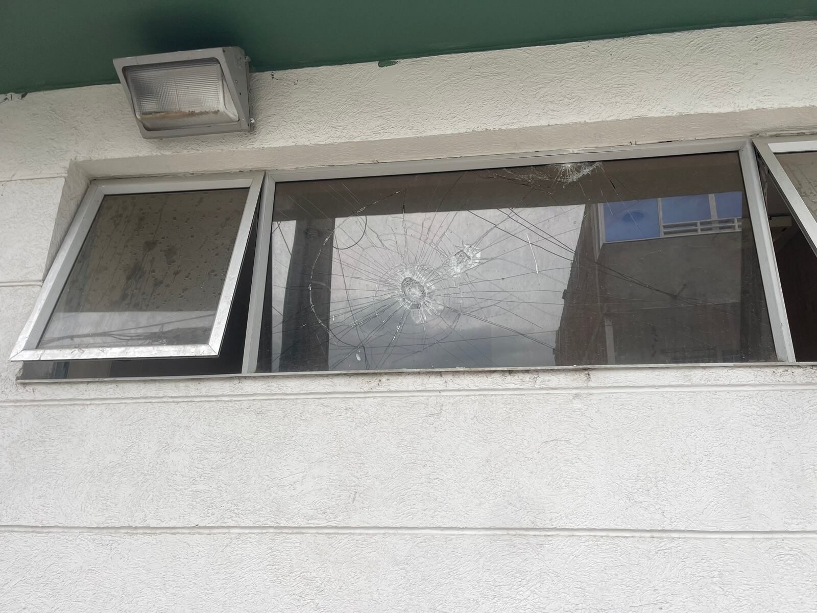 Las instalaciones de la estación de Policía sufrieron daños.