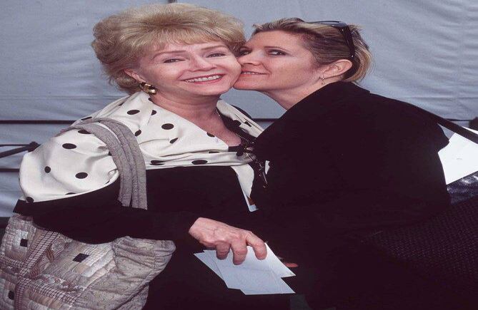 Debbie Reynolds y Carrie Fisher. Foto: AP.