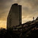 Un hombre se encuentra en la cima de una montaña de escombros tres días después de que dos terremotos sacudieran La Guaira, Venezuela, el sábado 27 de junio de 2026.