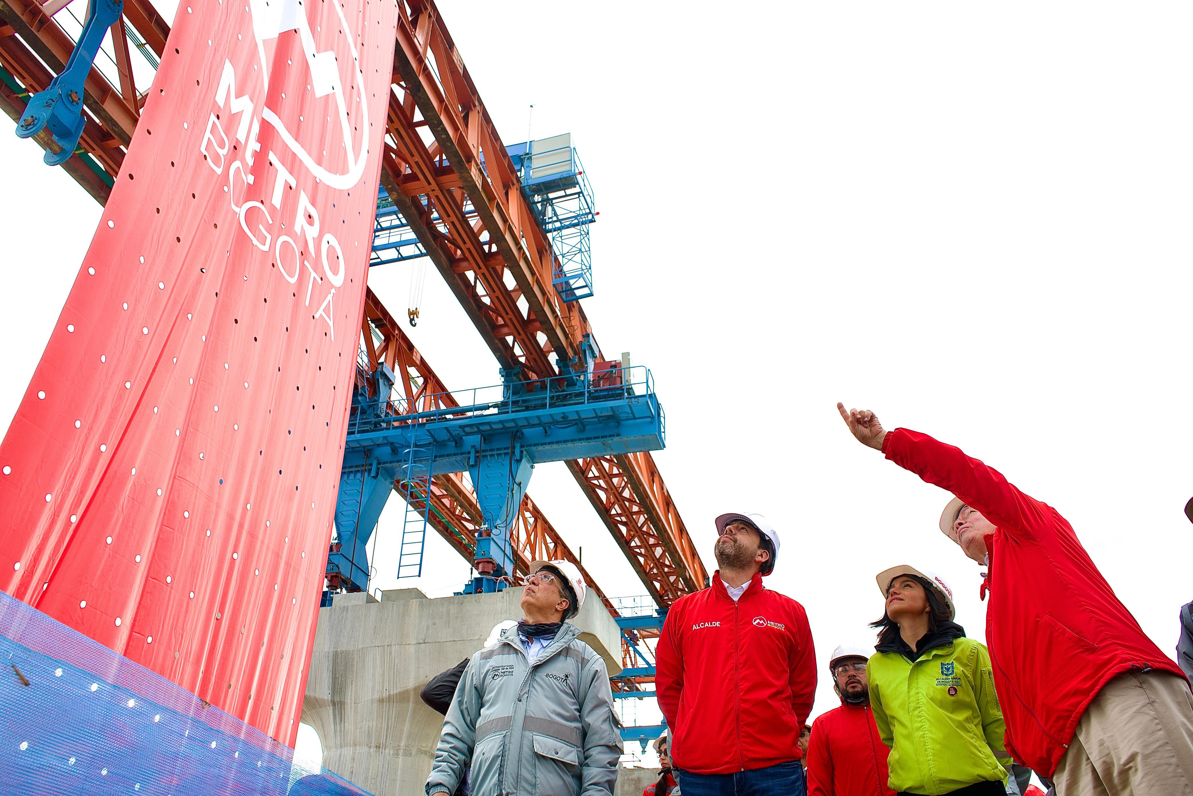 Alcalde Carlos Fernando Galán inspeccionando avance de las obras del Metro de Bogotá