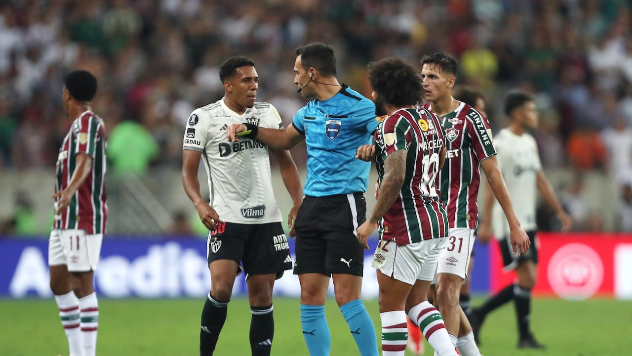 Árbitro Facundo Tello trata de separar a Brahian Palacios y Marcelo