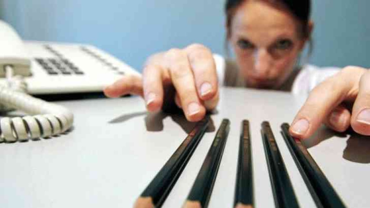 Son pensamientos y conductas no deseadas, que aparecen constantemente y producen mucha ansiedad, así la persona haga todo el esfuerzo por ignorarlas o que desaparezcan.