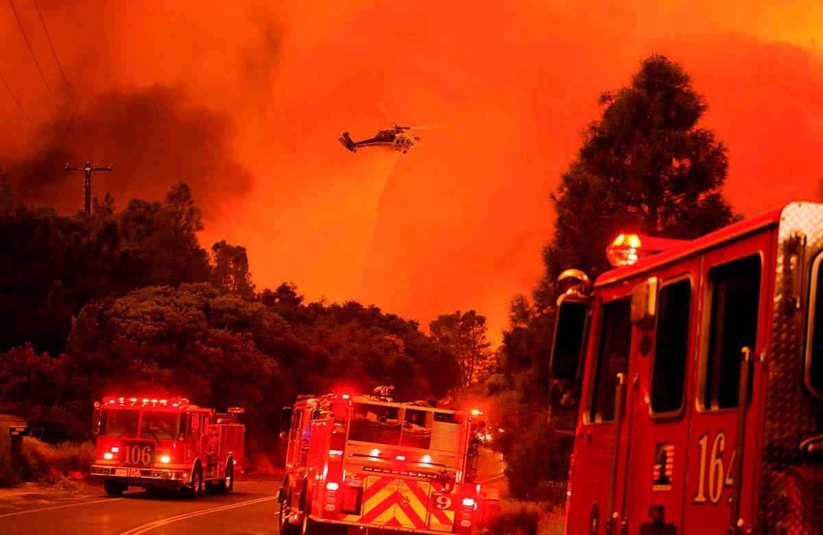 Un helicóptero se prepara para arrojar agua sobre el incendio del lago Hughes en el Bosque Nacional Ángeles el miércoles,12 de agosto de 2020, al norte de Santa Clarita, California. Foto: Ringo H.W. Chiu / AP 