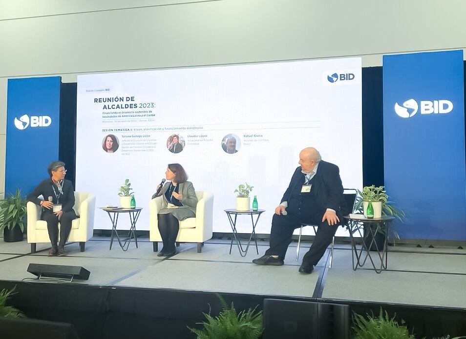 Claudia López y el alcalde de Curitiba (Brasil), Rafael Greca de Macedo.