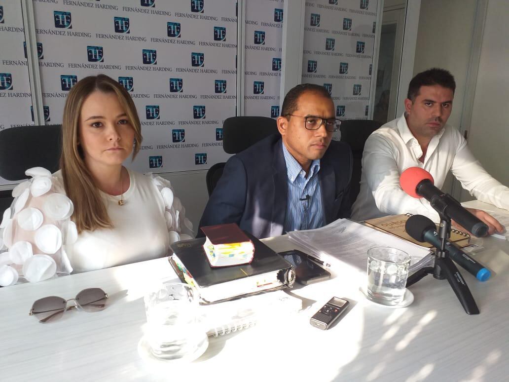 Marta Olarte, el abogado Alex Fernández y Allan Scalzo.