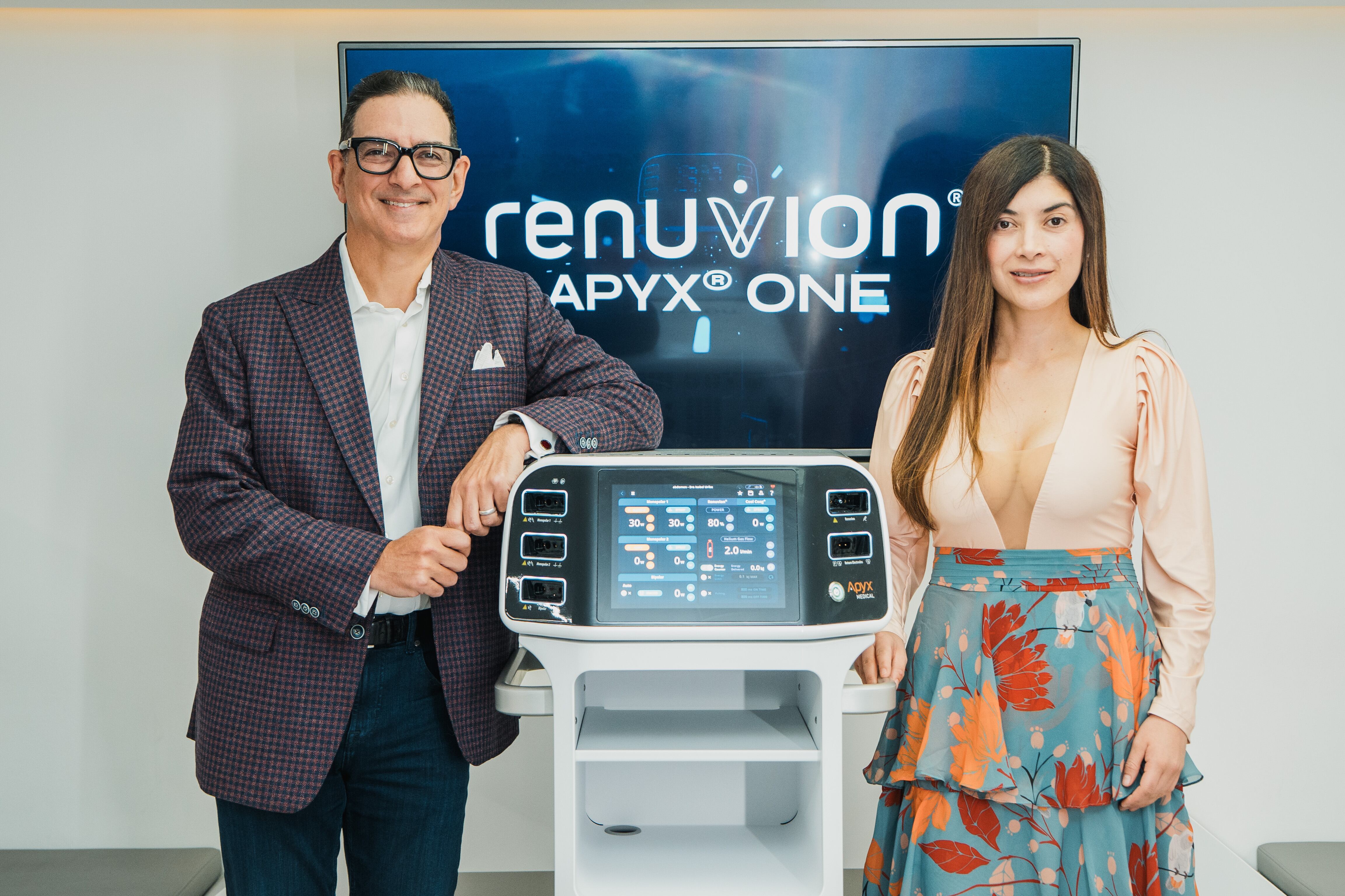 El cirujano plástico Adam Rubinstein y la cirujana plástica reconstructiva Tatiana Jaramillo.