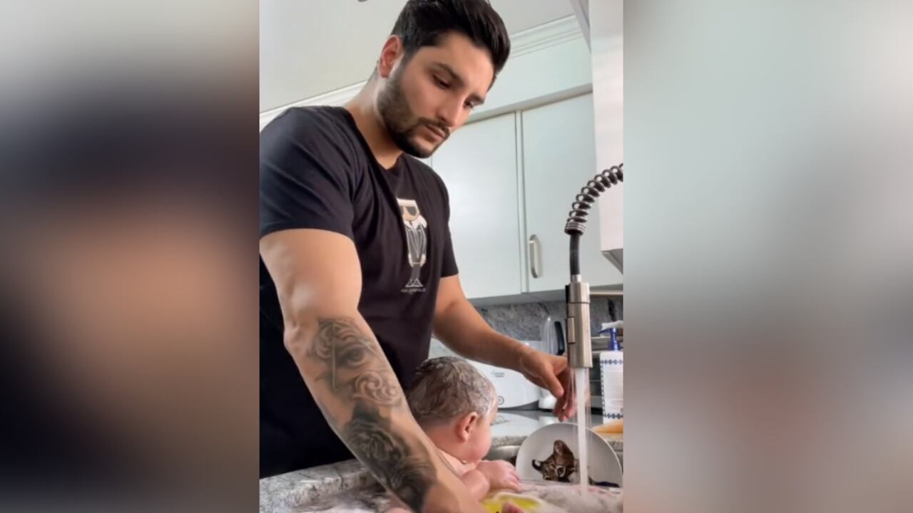 Polémica por video en que hombre lava la loza en el mismo lugar en que baña a su bebé