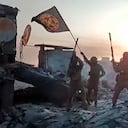 Integrantes del grupo paramilitar Wagner sobre un edificio dañado en Bájmut, Ucrania, el sábado 20 de mayo de 2023. (Archivo)