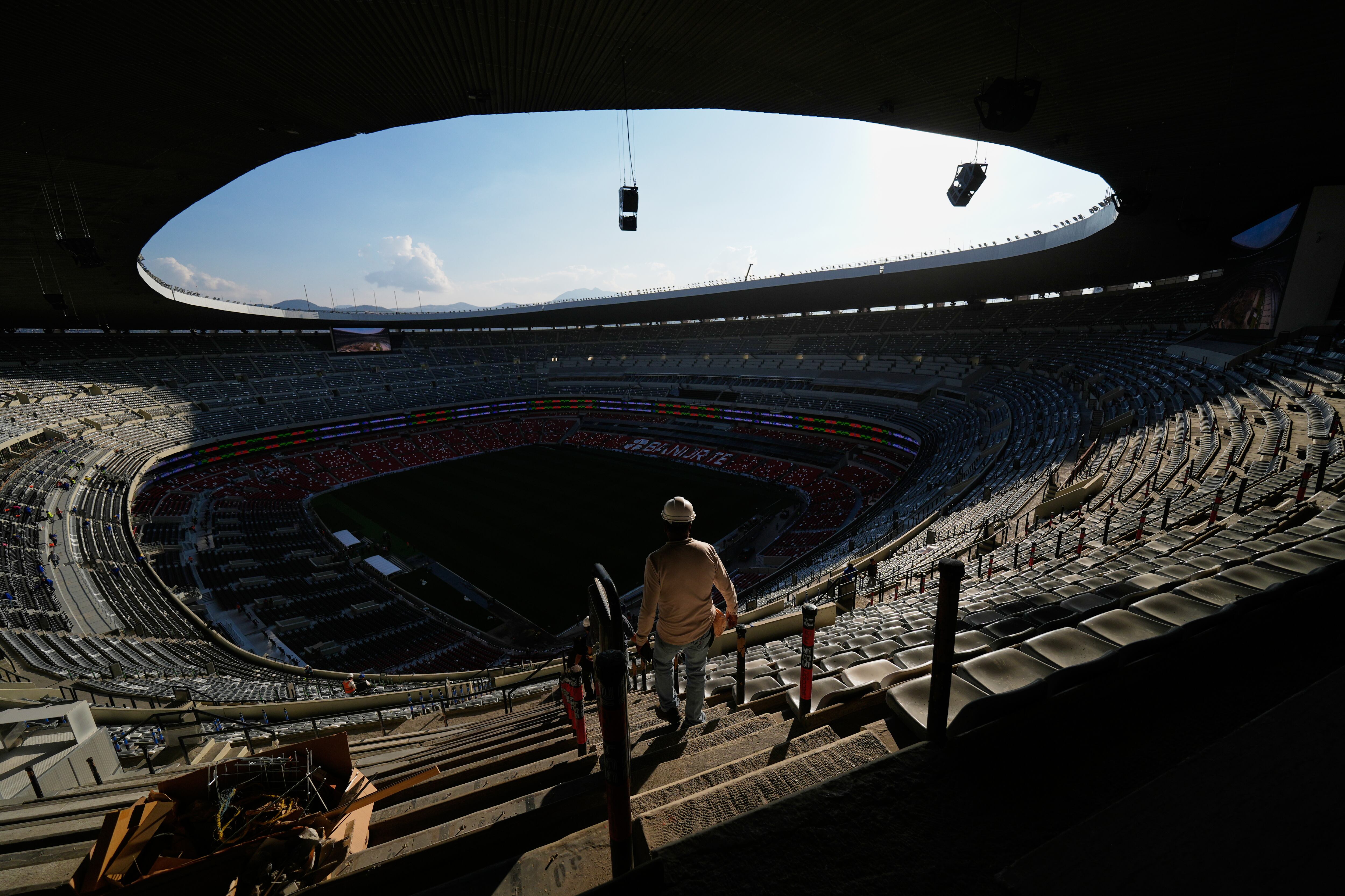 Trabajadores renuevan el Estadio Azteca durante una gira de prensa previa al Mundial de 2026.