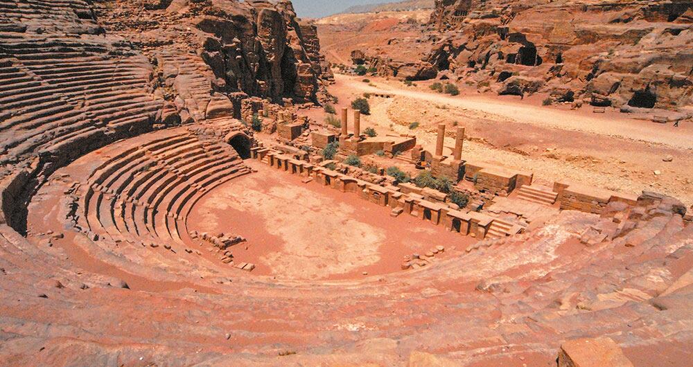 El teatro romano, excavado en una montaña de piedra granate
