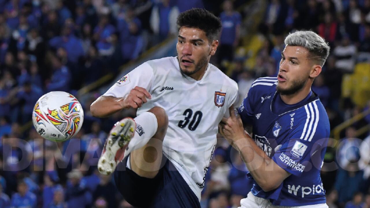 Juan Pablo Vargas disputando una pelota contra Michael Nike Gómez, delantero del Boyacá Chicó