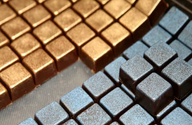 CHOCOLATE AMARGO: Además de una buena porción de antioxidantes, este alimento aumenta la oxigenación de la sangre y así entonces la capacidad de concentración. También contiene cafeína, lo que ayuda a la mente a estar enfocada. 