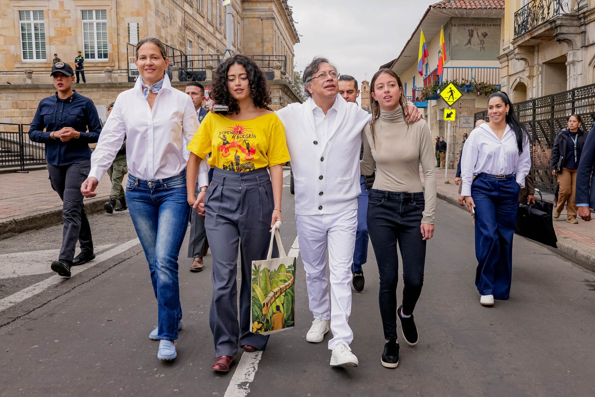 Verónica Alcocer, en Bogotá, durante las elecciones del 8 de marzo de 2026. Aquí, en compañía del presidente, Gustavo Petro, e integrantes de su familia
