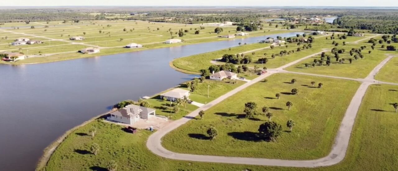 Los terrenos están ubicados en el Condado de Port Charlotte, Florida, a 5 minutos de la Playa Boca Grande en la Isla de Gasparilla, una de las playas más bonitas de la Costa Oeste de la Florida.