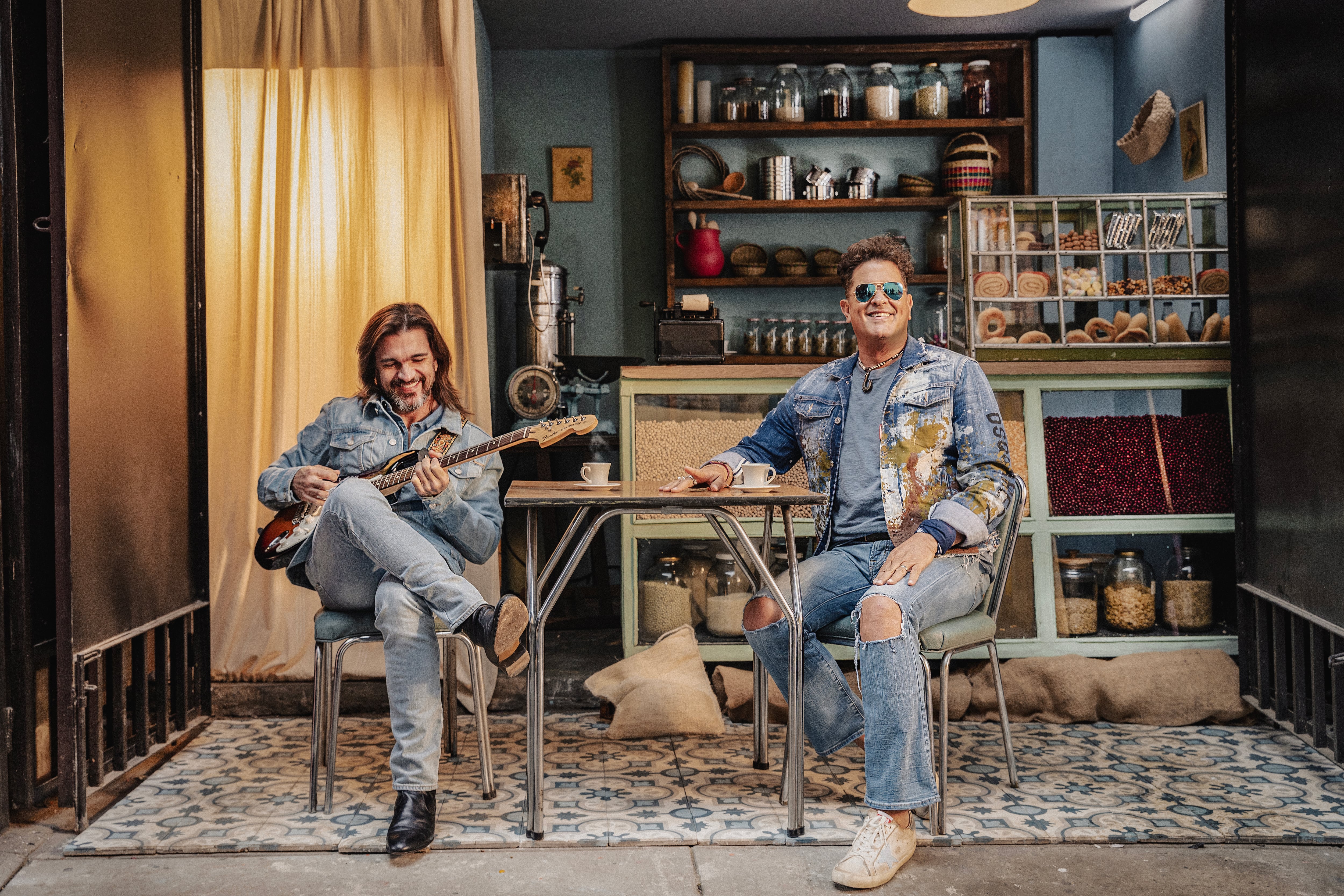 Los cantantes lanzaron su nueva canción "Las mujeres"