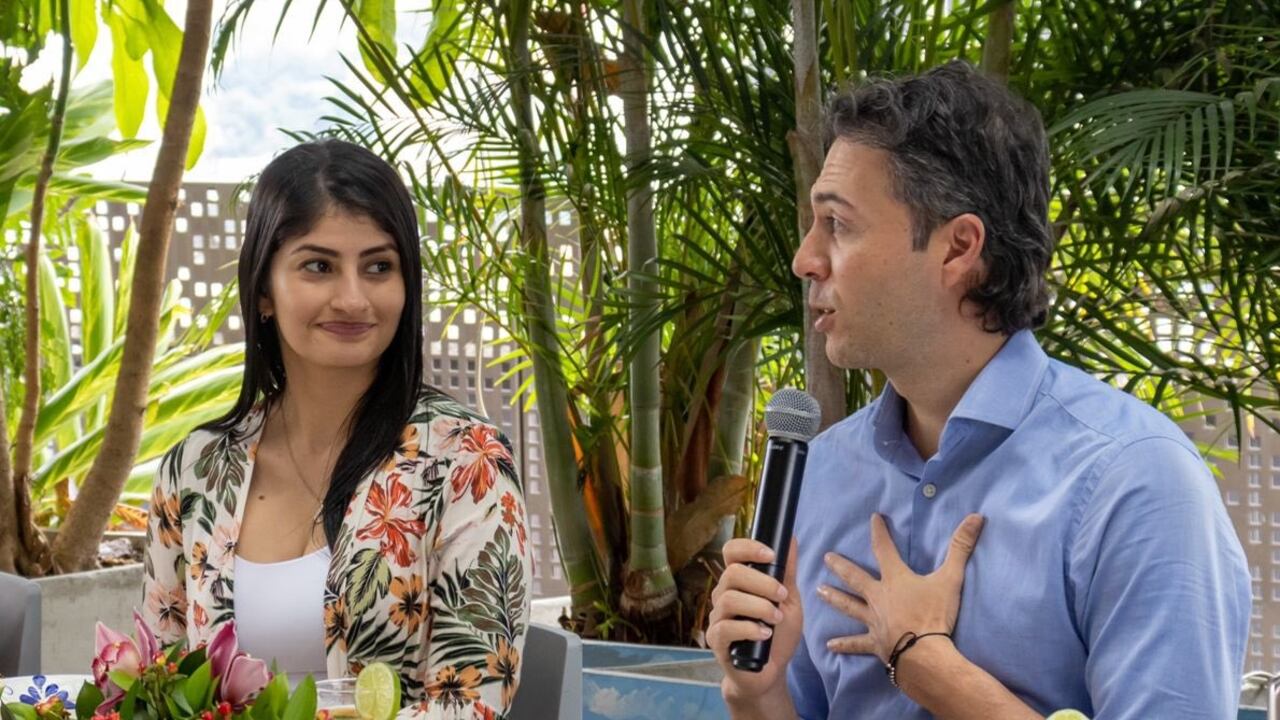 Ingrid Vanessa González, secretaria de Gestión Humana y Servicios a la Ciudadanía y Daniel Quintero, alcalde de Medellín.