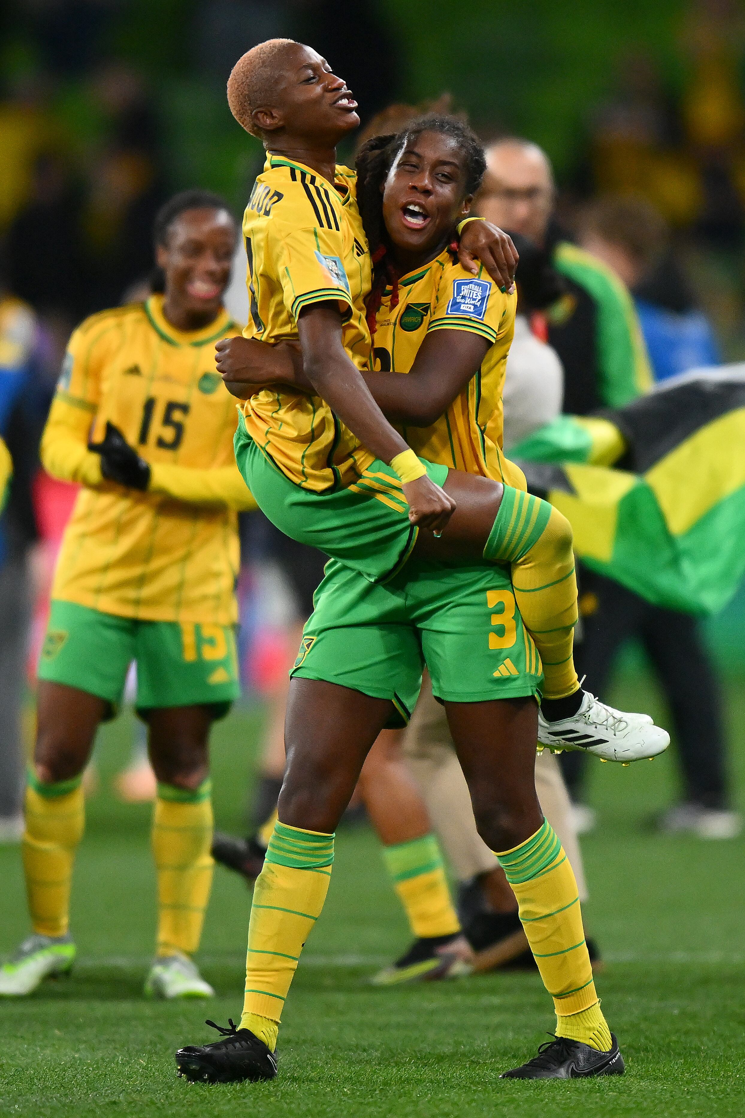 Deneisha Blackwood y Ryan Sampson de Jamaica celebran el avance a los octavos de final después del Grupo F FIFA Womens Would Cup Australian &Amp; Partido de Nueva Zelanda 2023 entre Jamaica y Brasil en el Estadio Rectangular de Melbourne en Melbourne el 2 de agosto de 2023. (Foto de Morgan Hancock/NurPhoto a través de Getty Images)