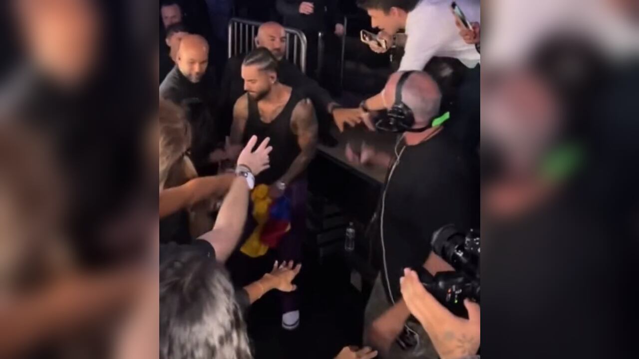 El artista reaccionó rápidamente para evitar que la mujer le tocara sus genitales.