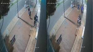 Este es el momento en el que los delincuentes llegan al concesionario y roban los vehículos.