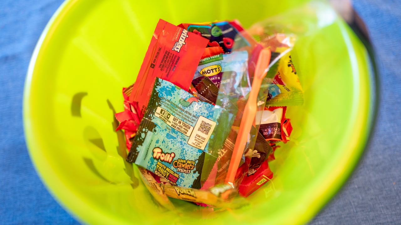 Canasta llena de dulces para la celebración de Halloween.