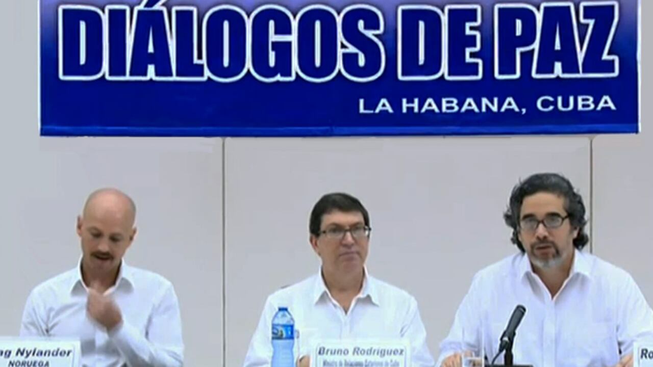Dag Nylander, garante de Noruega; Bruno Rodríguez, ministro de Relaciones Exteriores de Cuba y Rodolfo Benítez, cura.