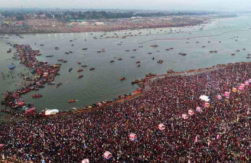 Miles de peregrinos hindúes toman un baño ritual en el día auspicioso de Basant Panchami en Sangam, la confluencia de los ríos sagrados Yamuna, Ganges y el mítico Saraswati, durante el Kumbh Mela o el Festival Pitcher en India. El Kumbh Mela es una serie de baños rituales de sadhus hindúes, u hombres santos, y otros peregrinos que se remonta a al menos la época medieval. Los peregrinos se bañan en el río creyendo que los limpia de sus pecados y termina su proceso de reencarnación. FOTO: AP / Rajesh Kumar Singh
