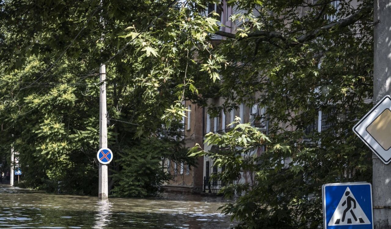 Varias ciudades cercanas a la represa de Kajovka quedaron bajo el agua tras su voladura.