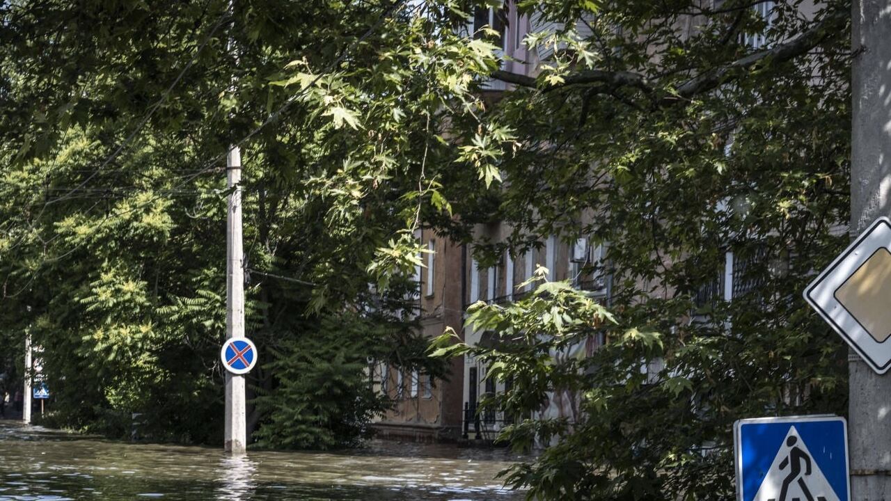 Varias ciudades cercanas a la represa de Kajovka quedaron bajo el agua tras su voladura.